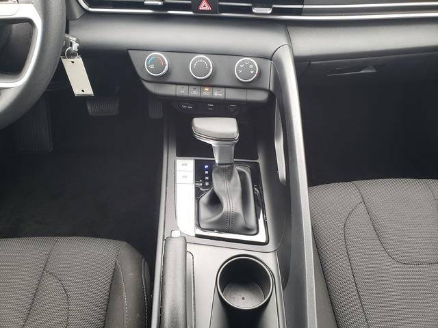 Used 2023 Hyundai Elantra SE w/ Winter Weather Package image 15