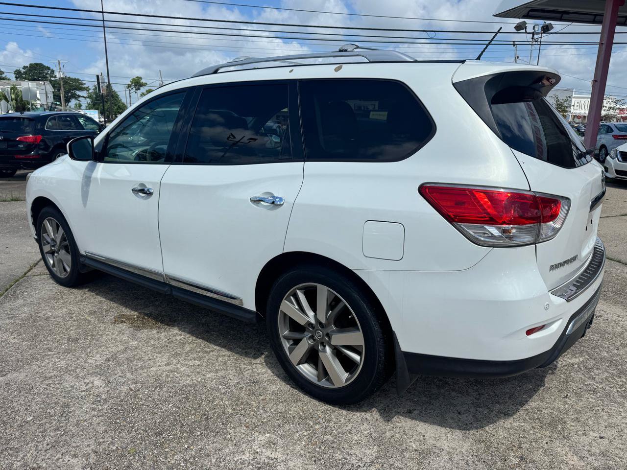 Used 2014 Nissan Pathfinder Platinum w/ Platinum Premium Package FWD image 2