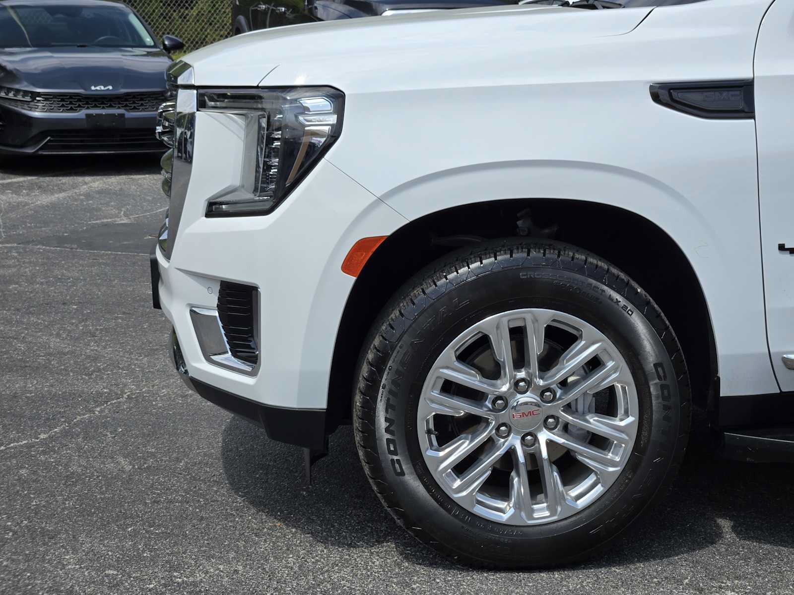 Certified 2024 GMC Yukon SLT w/ SLT Luxury Package AWD/4WD image 8