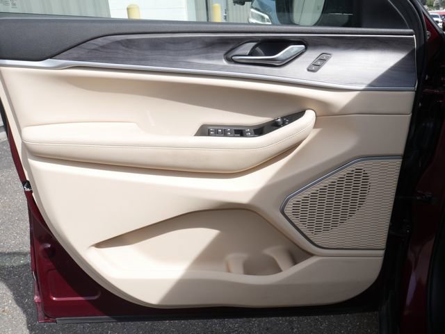 Used 2025 Jeep Grand Cherokee Limited w/ Luxury Tech Group II AWD/4WD image 14