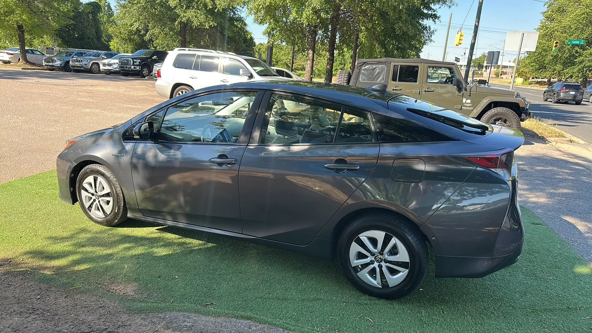 Used 2017 Toyota Prius Four w/ Advanced Technology Package FWD image 4