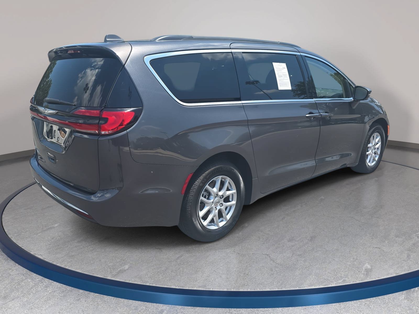 Used 2022 Chrysler Pacifica Touring-L FWD image 5