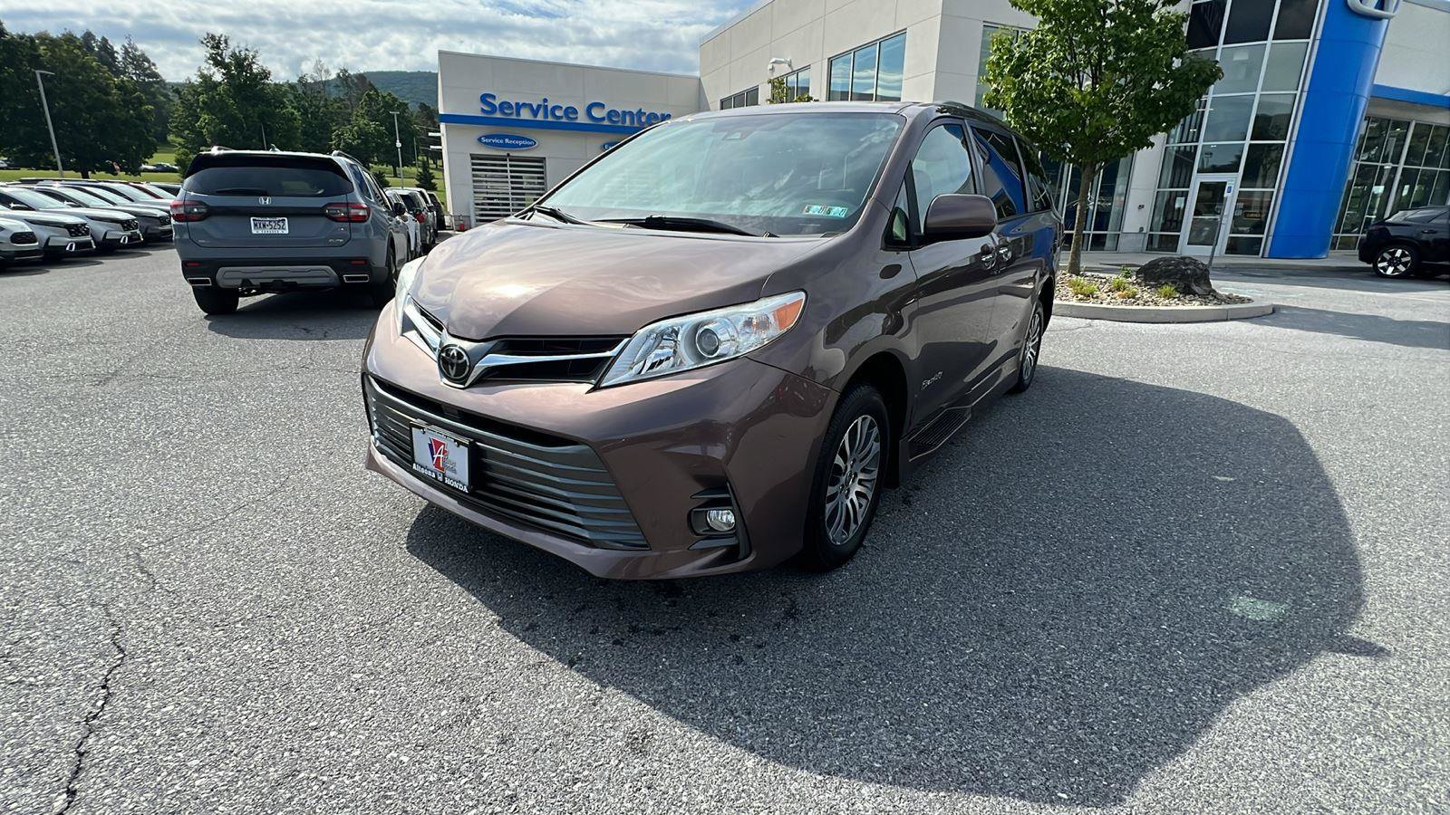 Used 2020 Toyota Sienna XLE w/ XLE Navigation Package FWD image 8