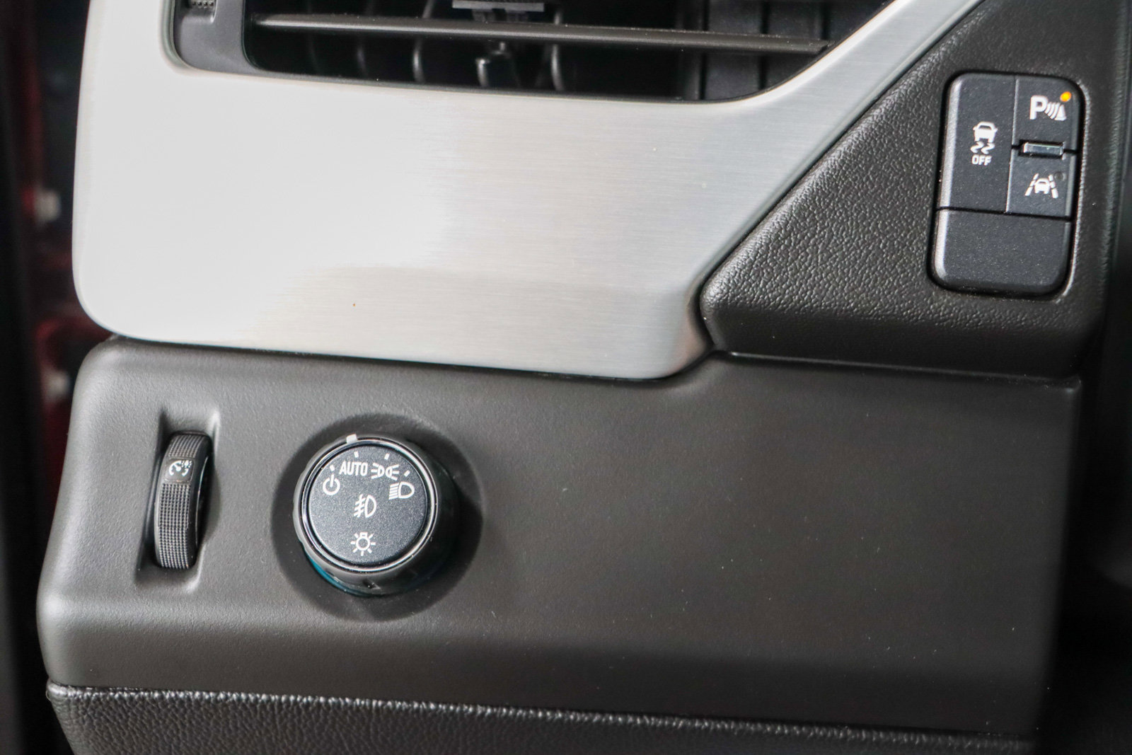 Used 2020 GMC Yukon SLE w/ Enhanced Driver Alert Package image 22