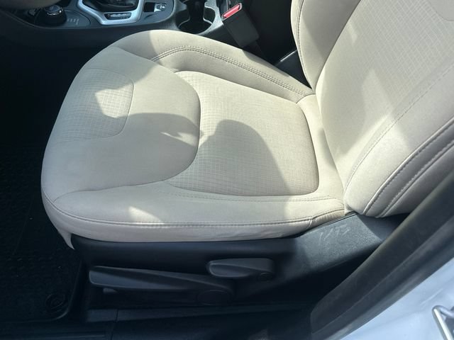 Used 2017 Jeep Cherokee Latitude w/ Cold Weather Group AWD/4WD image 11