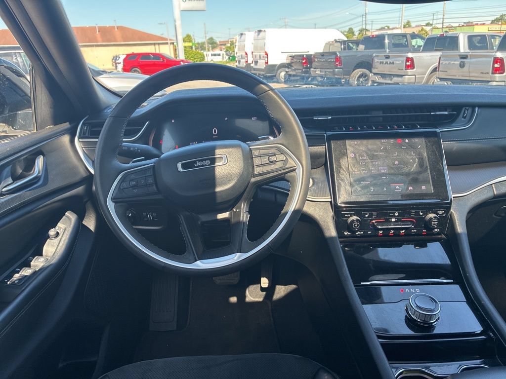Used 2023 Jeep Grand Cherokee Altitude AWD/4WD image 4