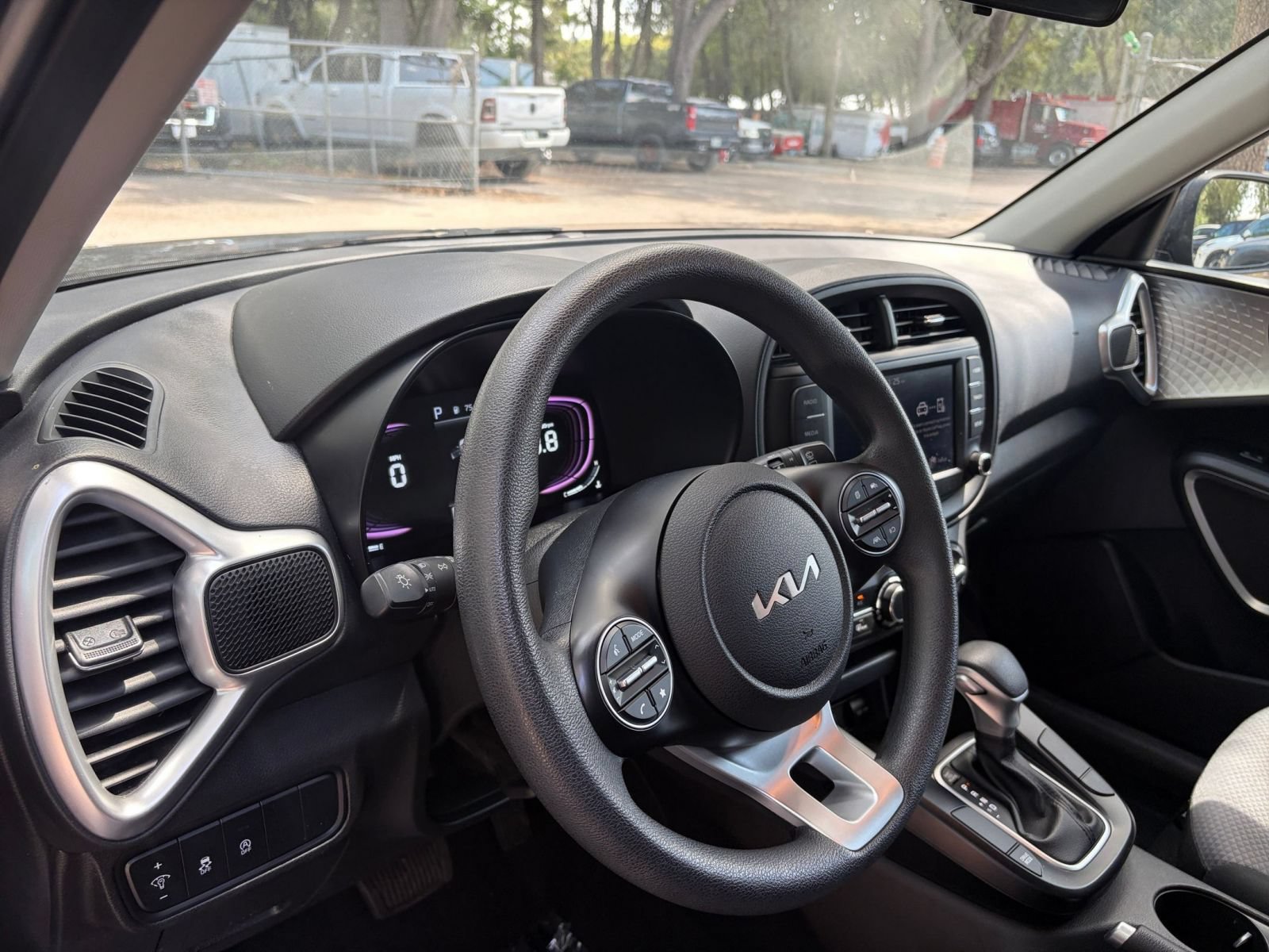 Used 2025 Kia Soul LX w/ LX Technology Package FWD image 31