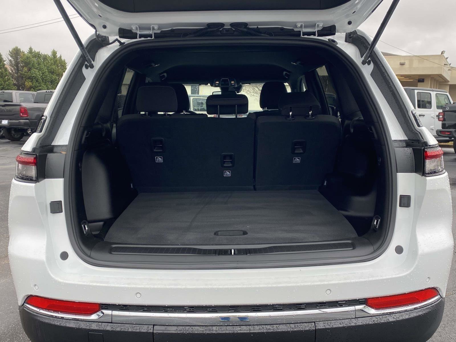 Certified 2024 Jeep Grand Cherokee Laredo image 39