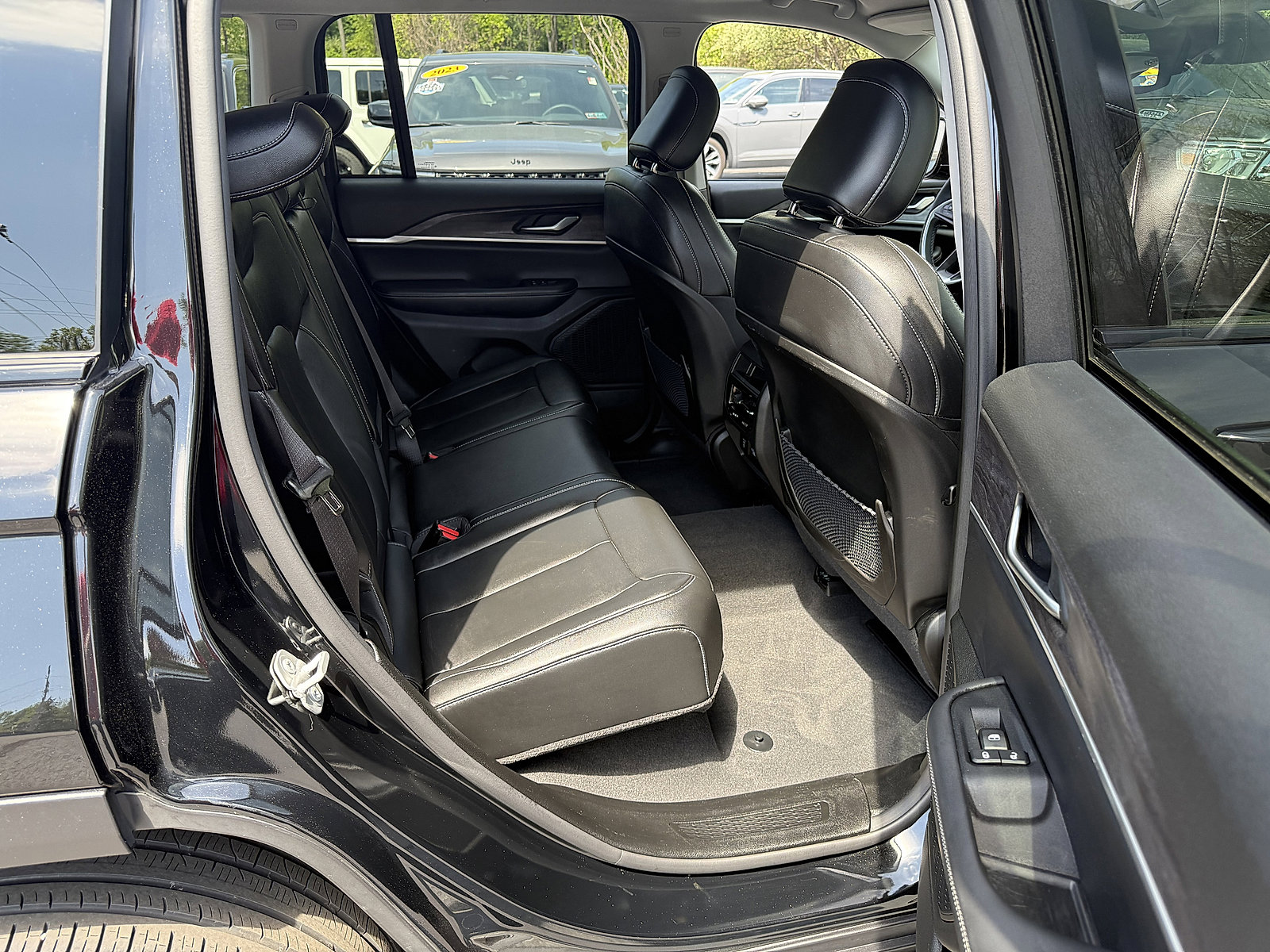 Certified 2023 Jeep Grand Cherokee Limited w/ Black Appearance Package AWD/4WD image 16