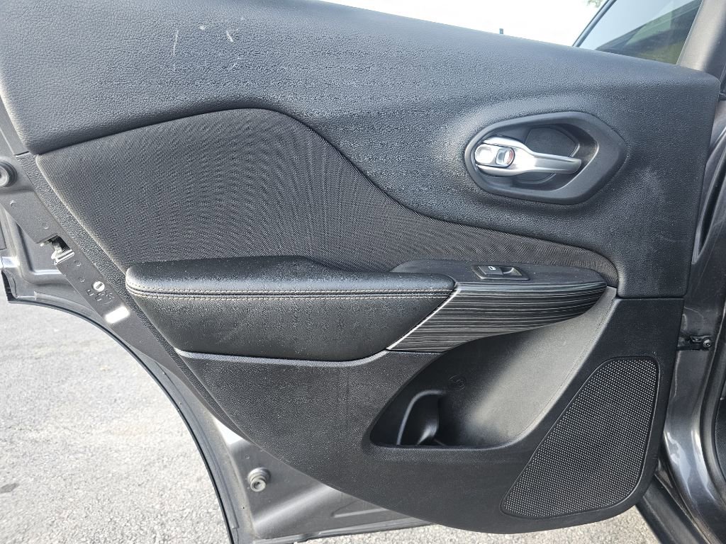 Used 2016 Jeep Cherokee Latitude w/ Safety/Convenience Group image 41