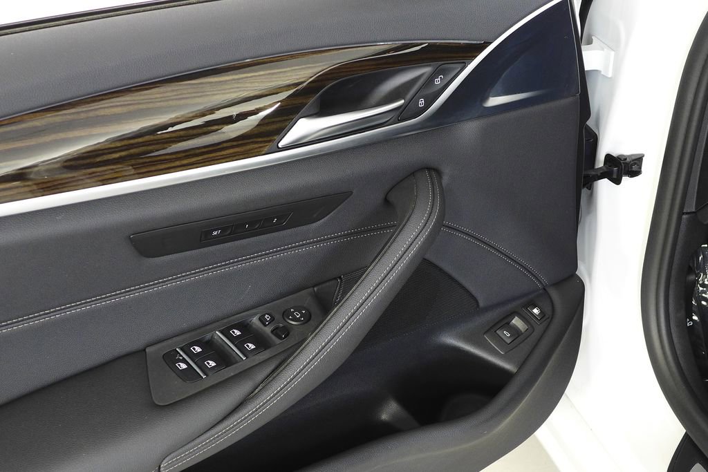 Certified 2022 BMW 530e w/ Convenience Package image 12