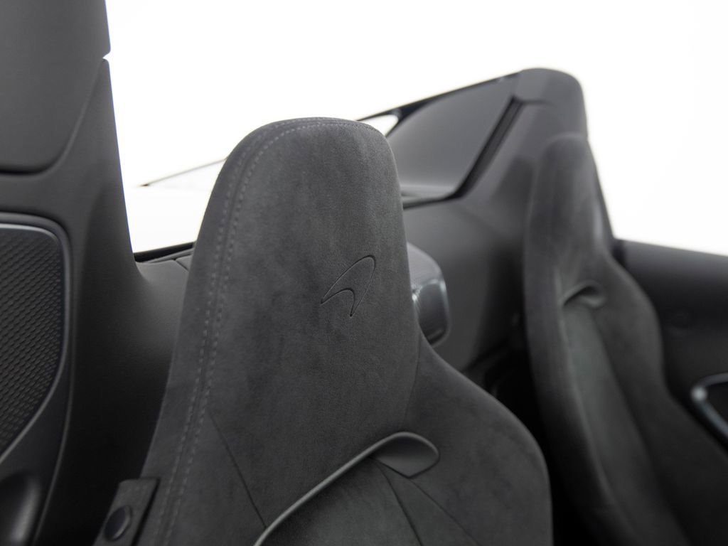 Used 2025 McLaren Artura Spider image 37