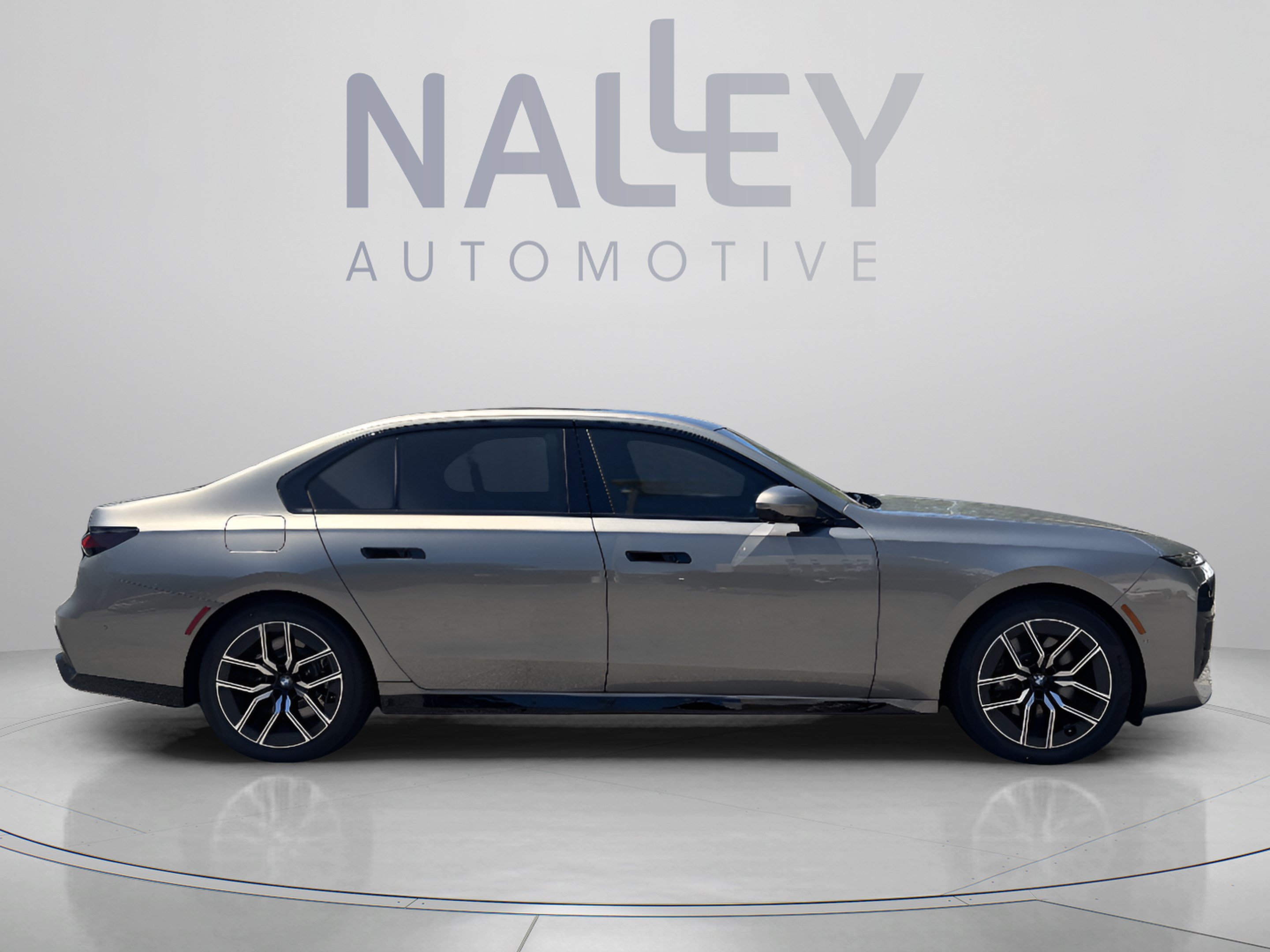 Used 2026 BMW 760i xDrive w/ Executive Package AWD/4WD image 4