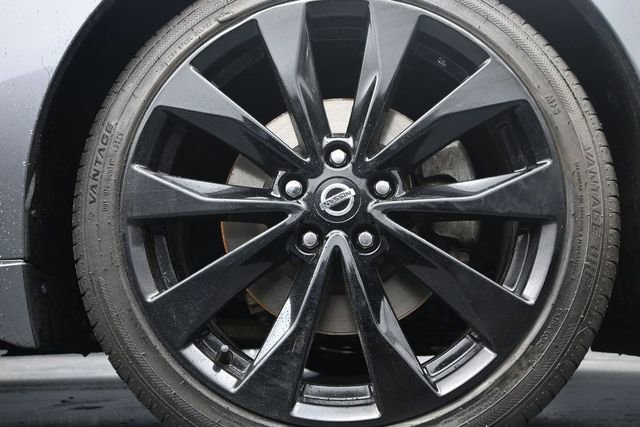 Used 2022 Nissan Maxima SR w/ Sport Mat Group FWD image 9