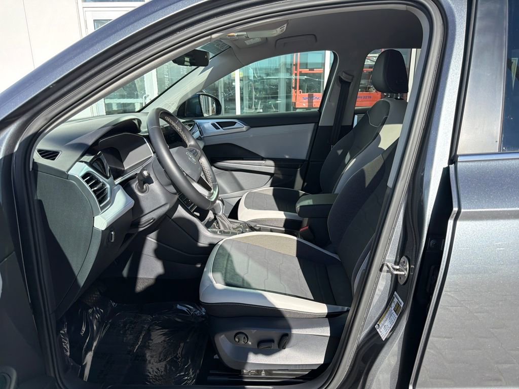 Certified 2025 Volkswagen Taos SE image 11