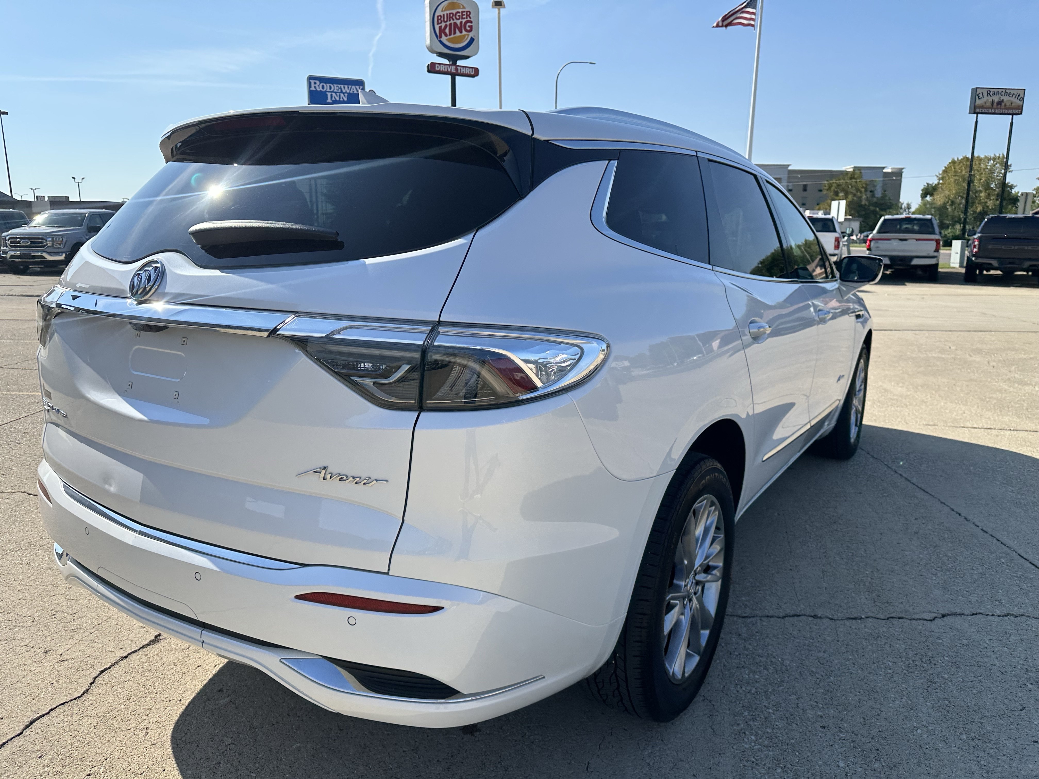 Used 2023 Buick Enclave Avenir w/ Avenir Technology Package AWD/4WD image 4