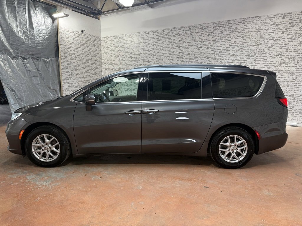 Used 2022 Chrysler Pacifica Touring-L image 4