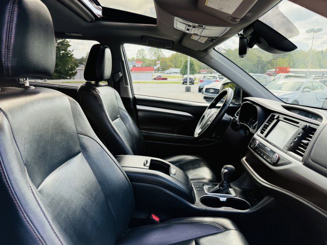 Used 2019 Toyota Highlander XLE image 25