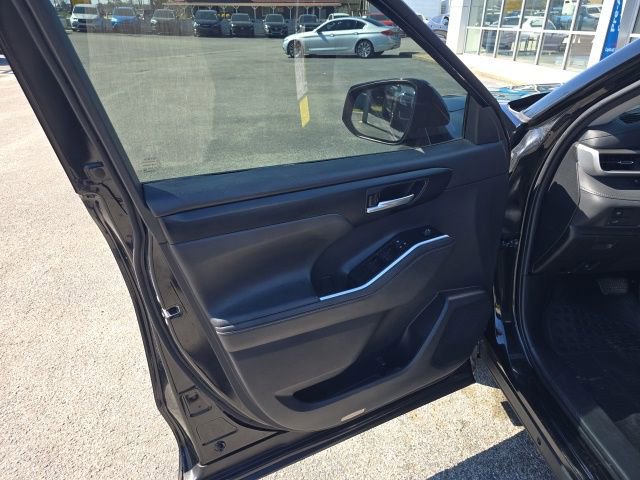 Used 2021 Toyota Highlander XLE FWD image 11