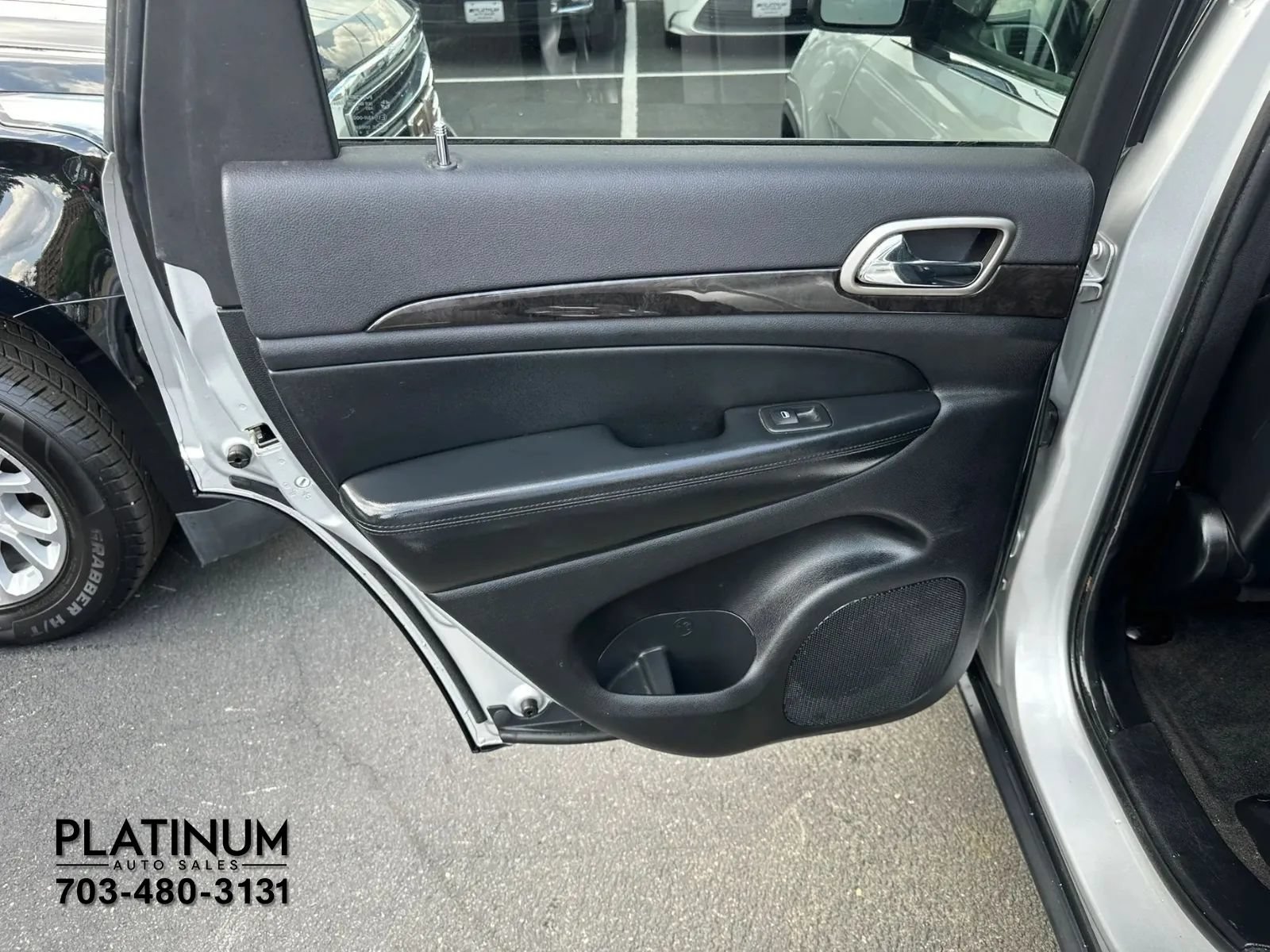 Used 2012 Jeep Grand Cherokee Laredo AWD/4WD image 17
