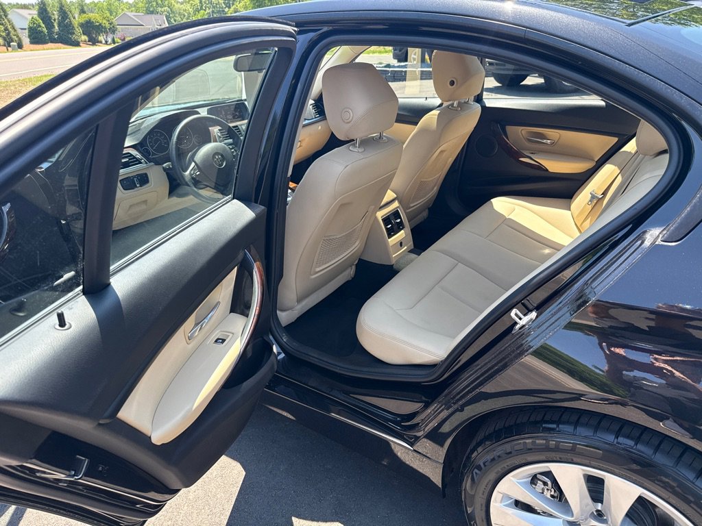 Used 2017 BMW 320i xDrive Sedan AWD/4WD image 8