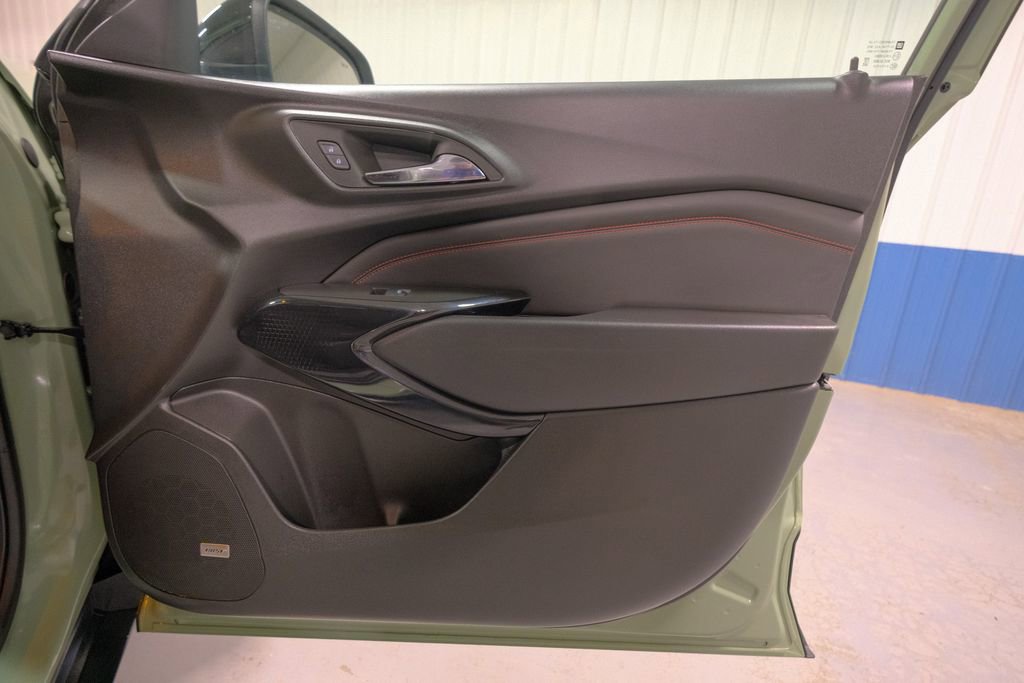 Used 2024 Chevrolet Trax RS w/ Sunroof Package image 16