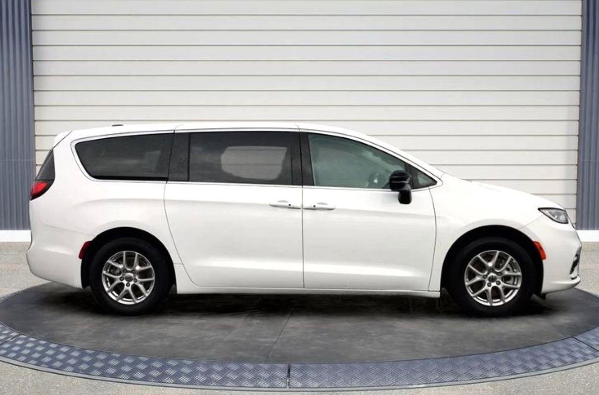 Used 2024 Chrysler Pacifica Touring-L FWD image 8