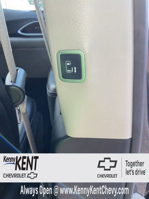 Used 2023 Chrysler Pacifica Touring-L image 14