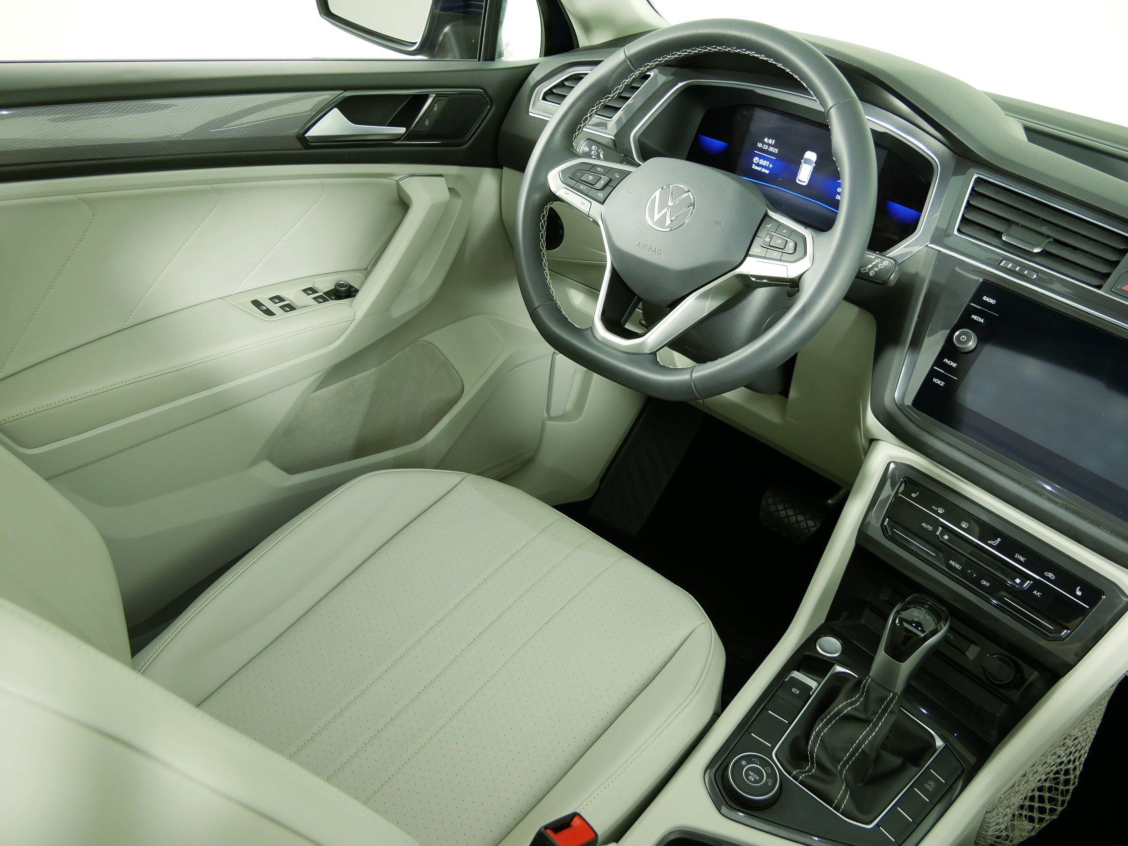 Certified 2022 Volkswagen Tiguan SE w/ Panoramic Sunroof Package image 9