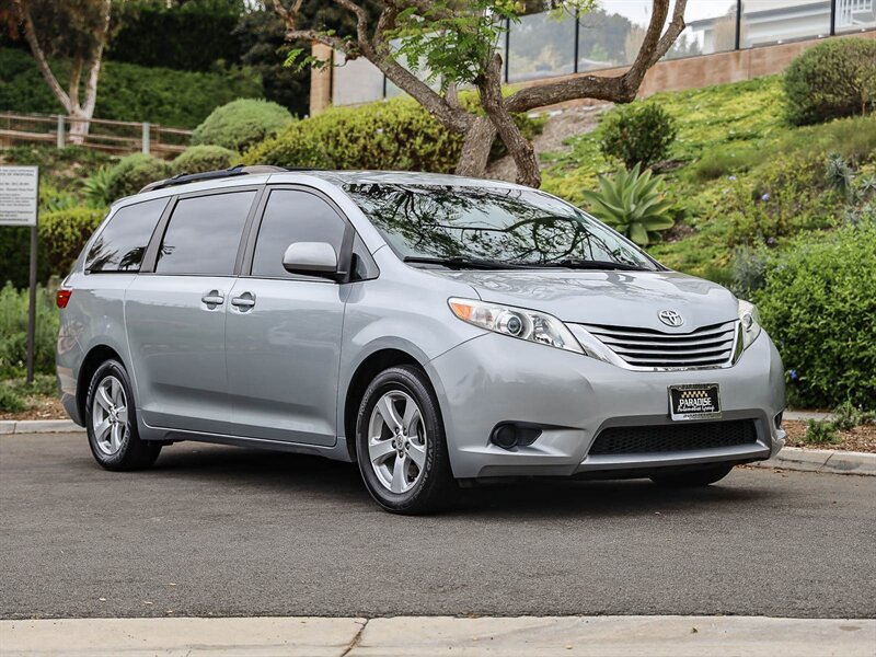 Used 2016 Toyota Sienna LE w/ Cargo Management Package FWD image 6
