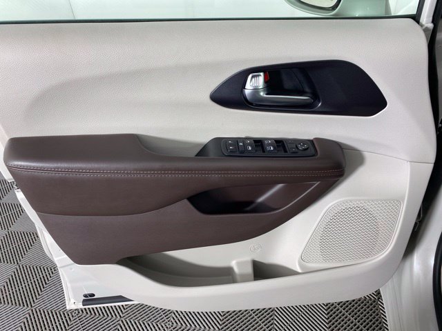 Used 2020 Chrysler Pacifica Touring w/ Cold Weather Group FWD image 14