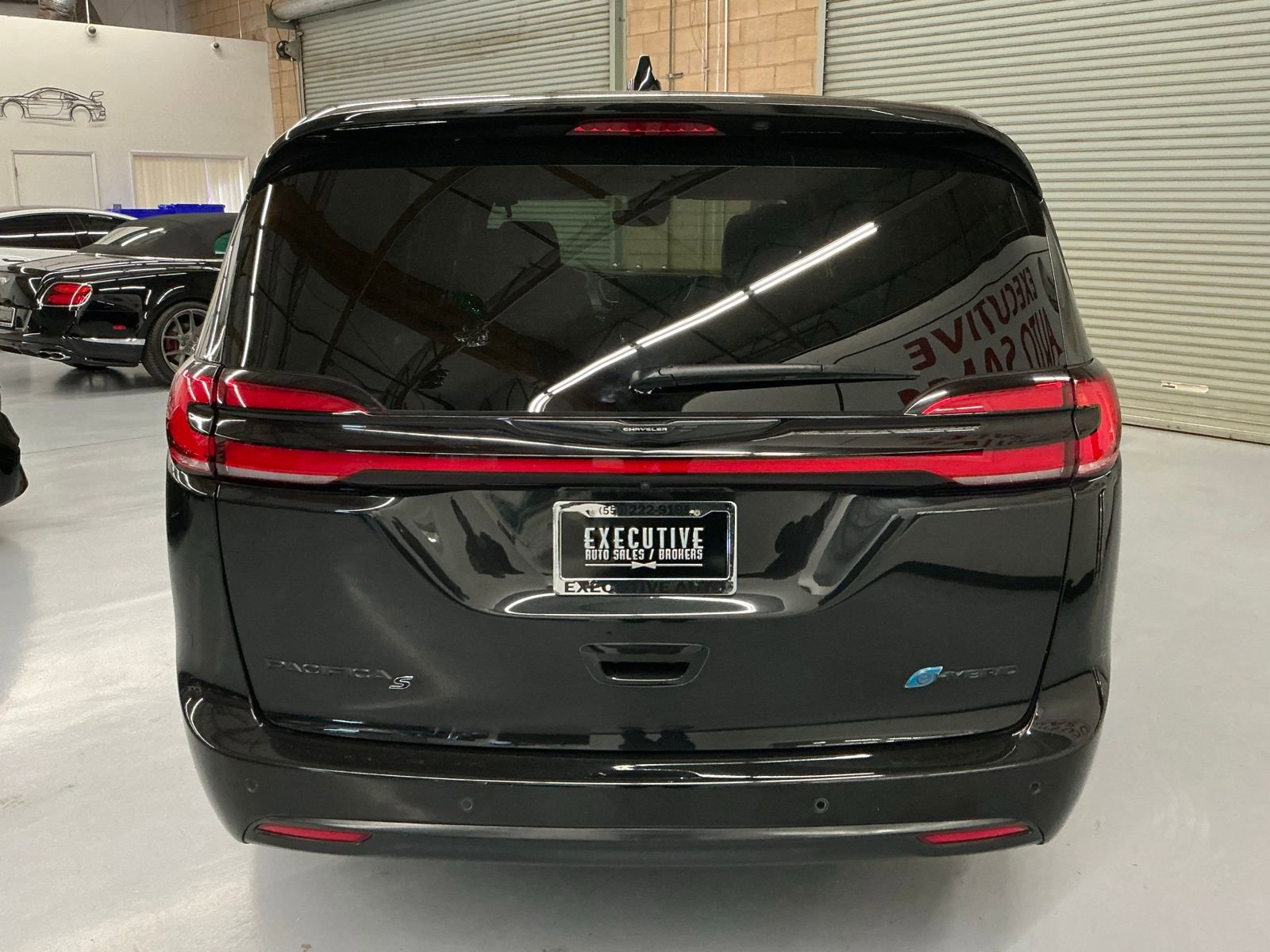 Used 2023 Chrysler Pacifica Touring-L w/ S Appearance Package image 6