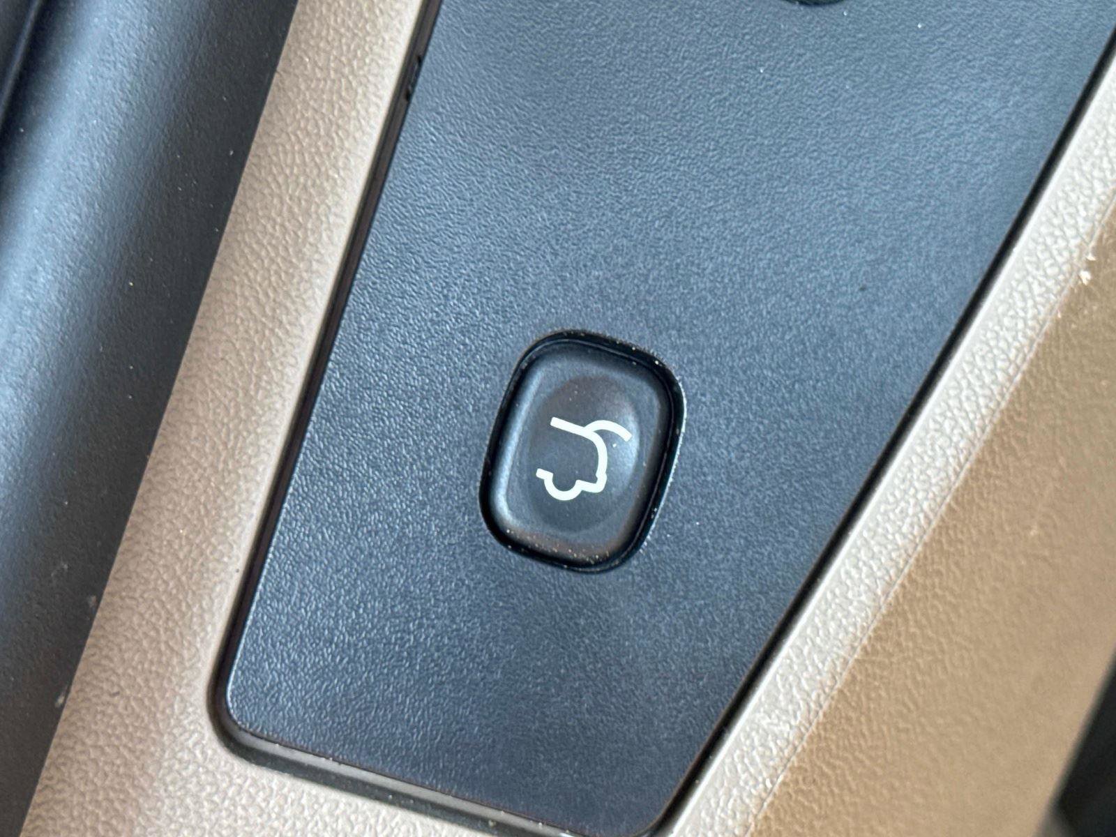 Used 2016 Chrysler Town & Country Touring image 12