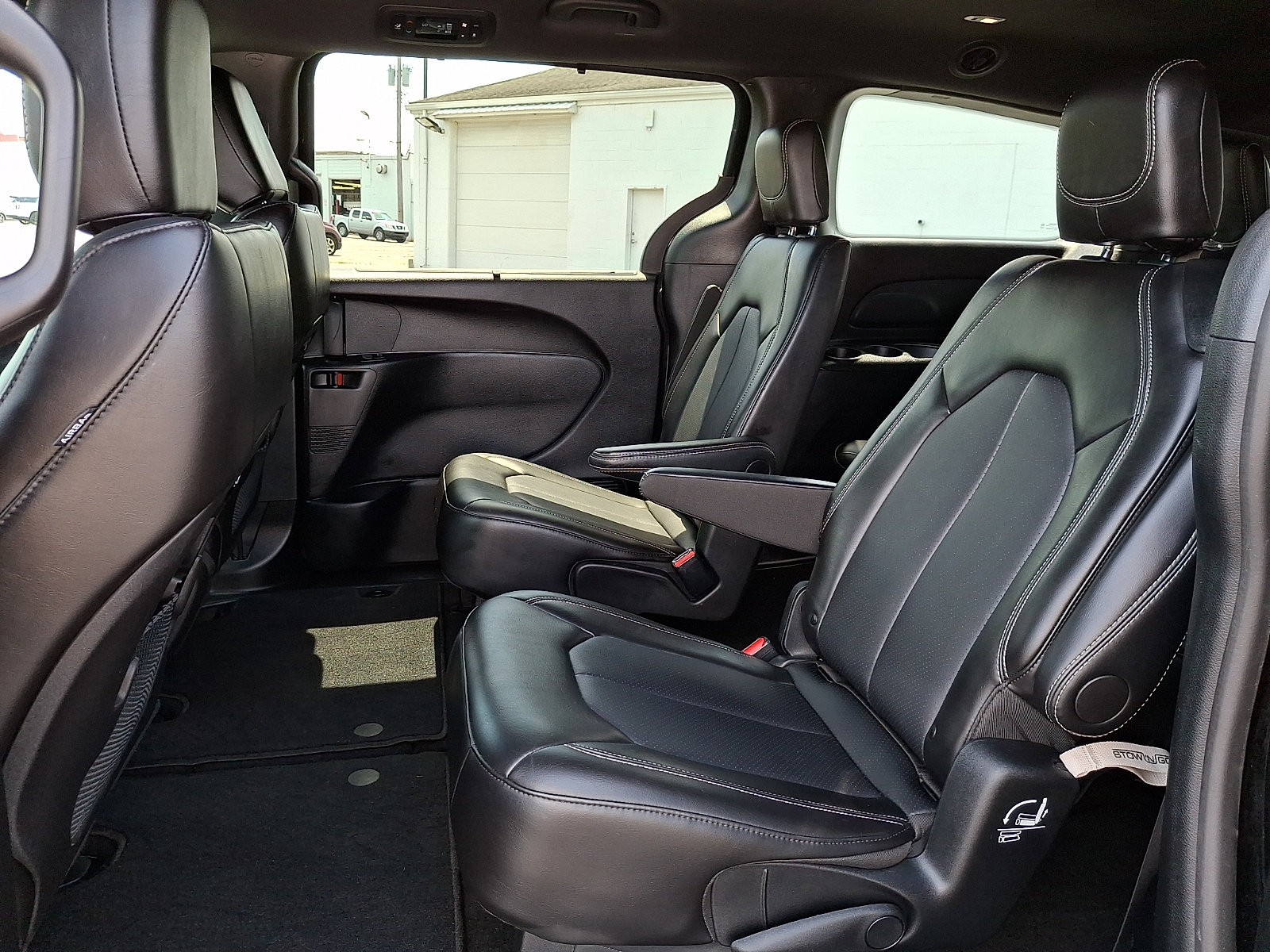 Used 2025 Chrysler Pacifica Select FWD image 19
