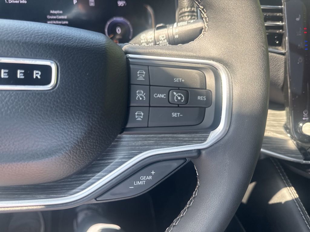 Used 2023 Jeep Wagoneer L Series III w/ Premium Group I image 17