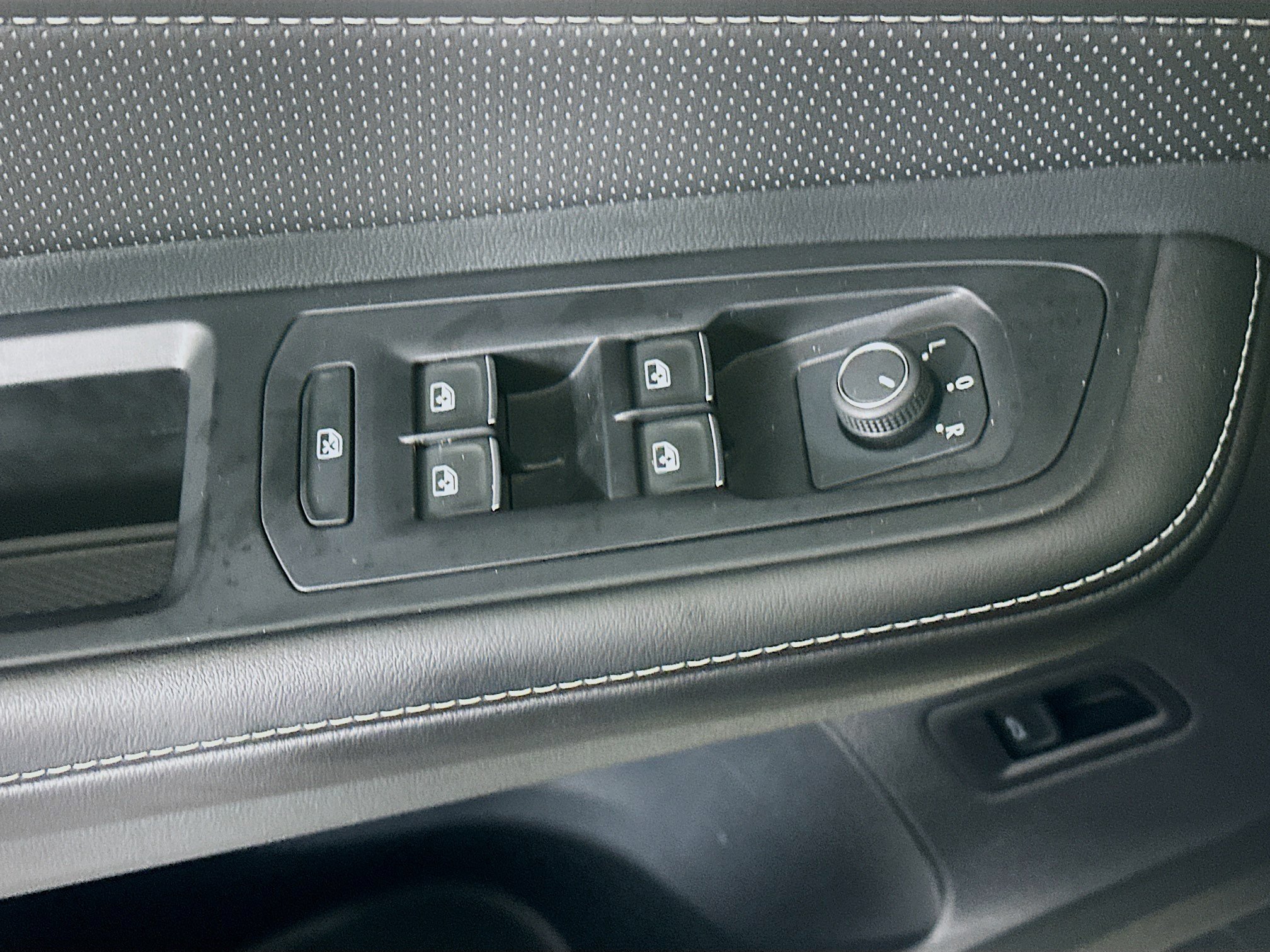 Used 2025 Volkswagen Atlas SE FWD image 15