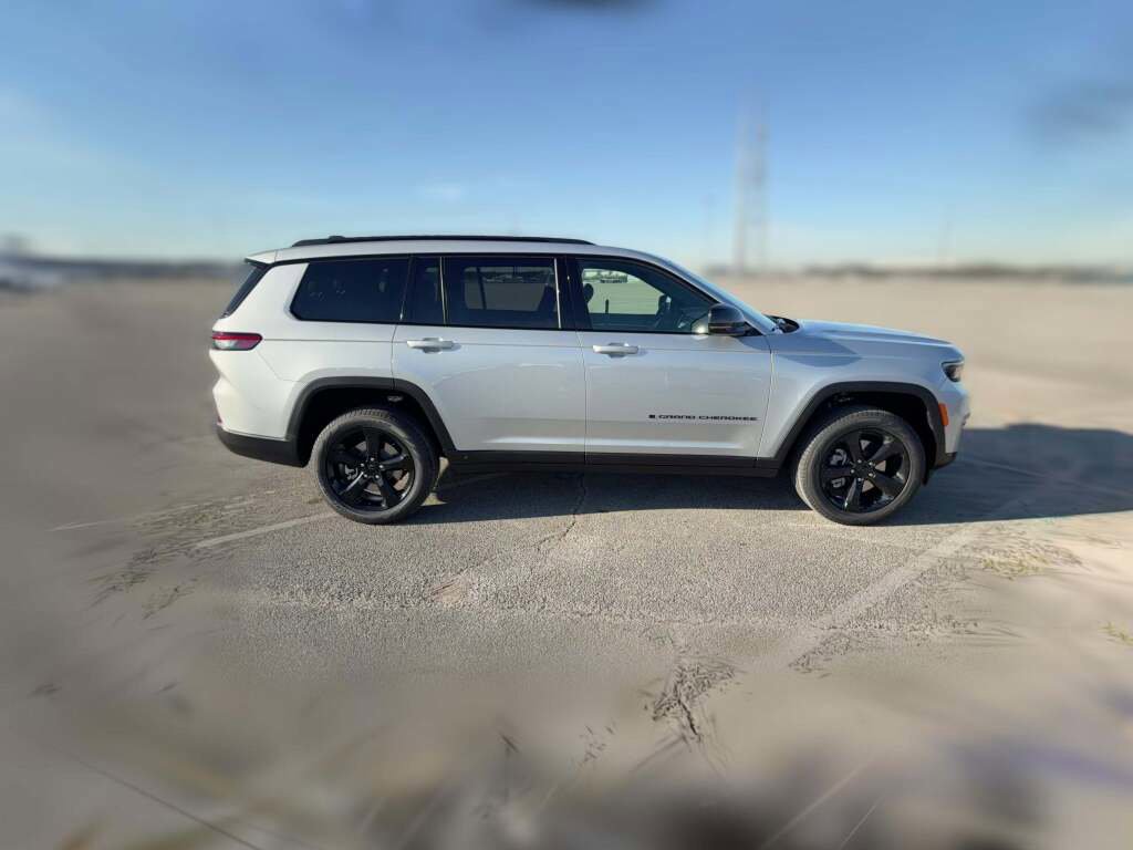 New 2025 Jeep Grand Cherokee L Limited w/ Black Appearance Package image 14