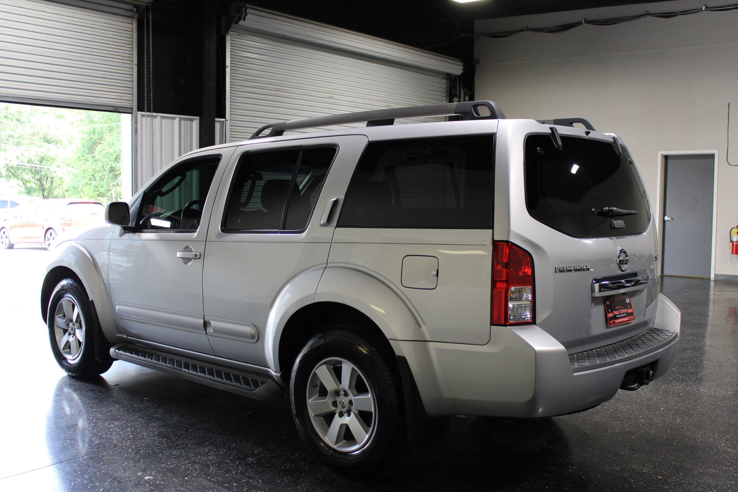 Used 2009 Nissan Pathfinder SE RWD image 5