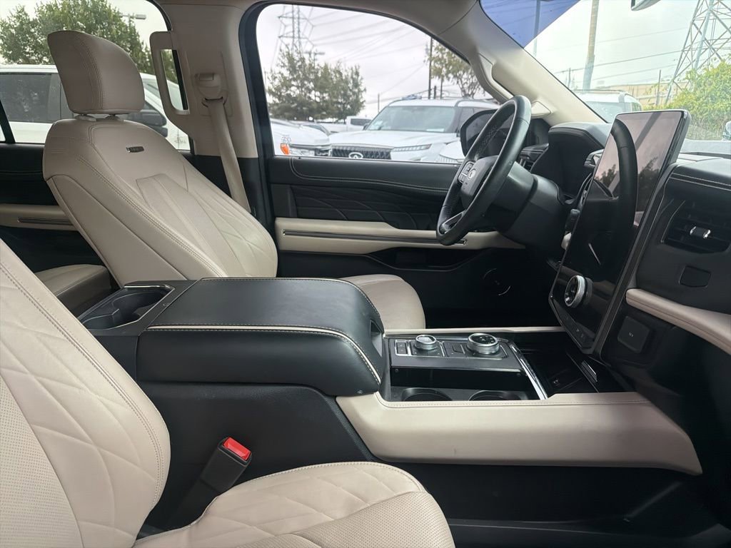 Used 2024 Ford Expedition Platinum image 3