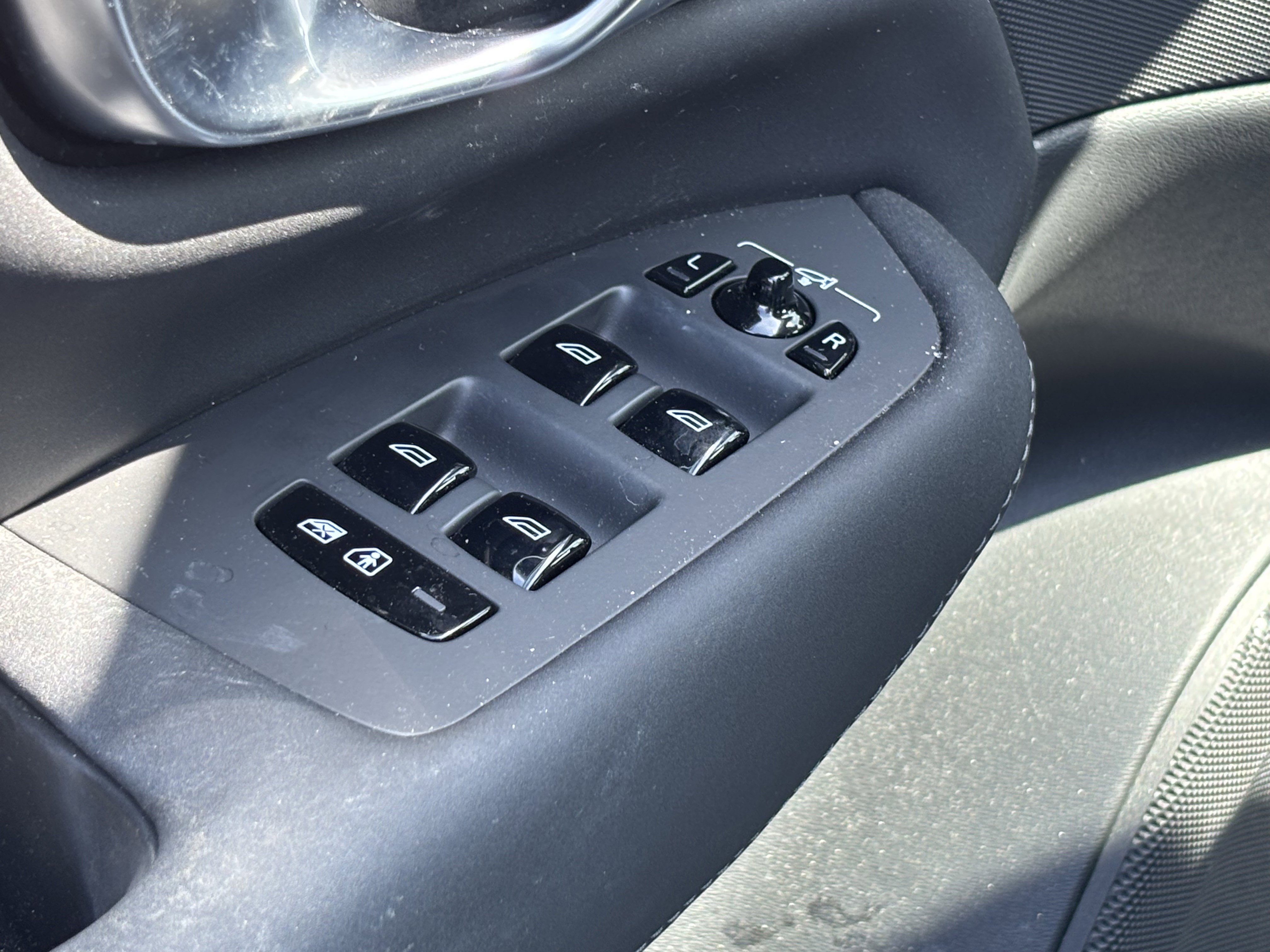 Used 2025 Volvo XC90 B6 Plus w/ Protection Package Premier image 16