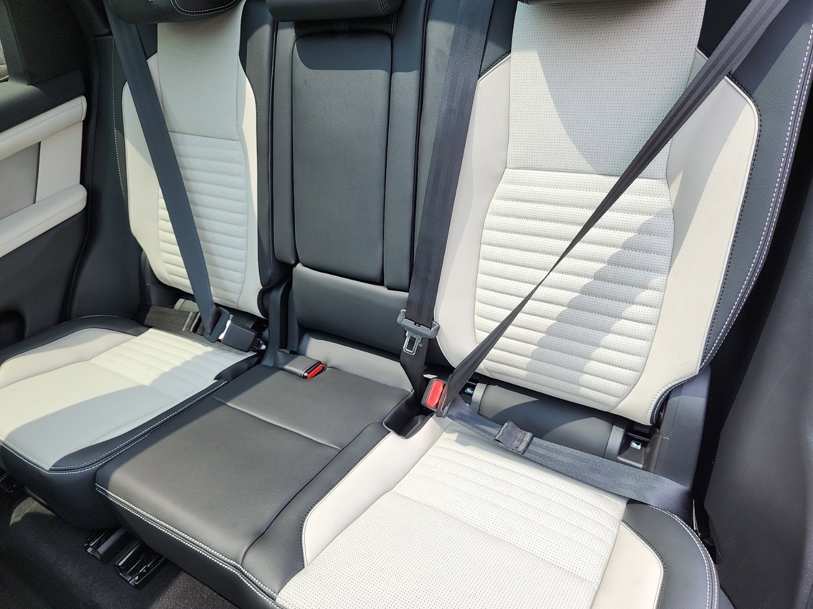 New 2024 Land Rover Discovery Sport Dynamic SE image 25