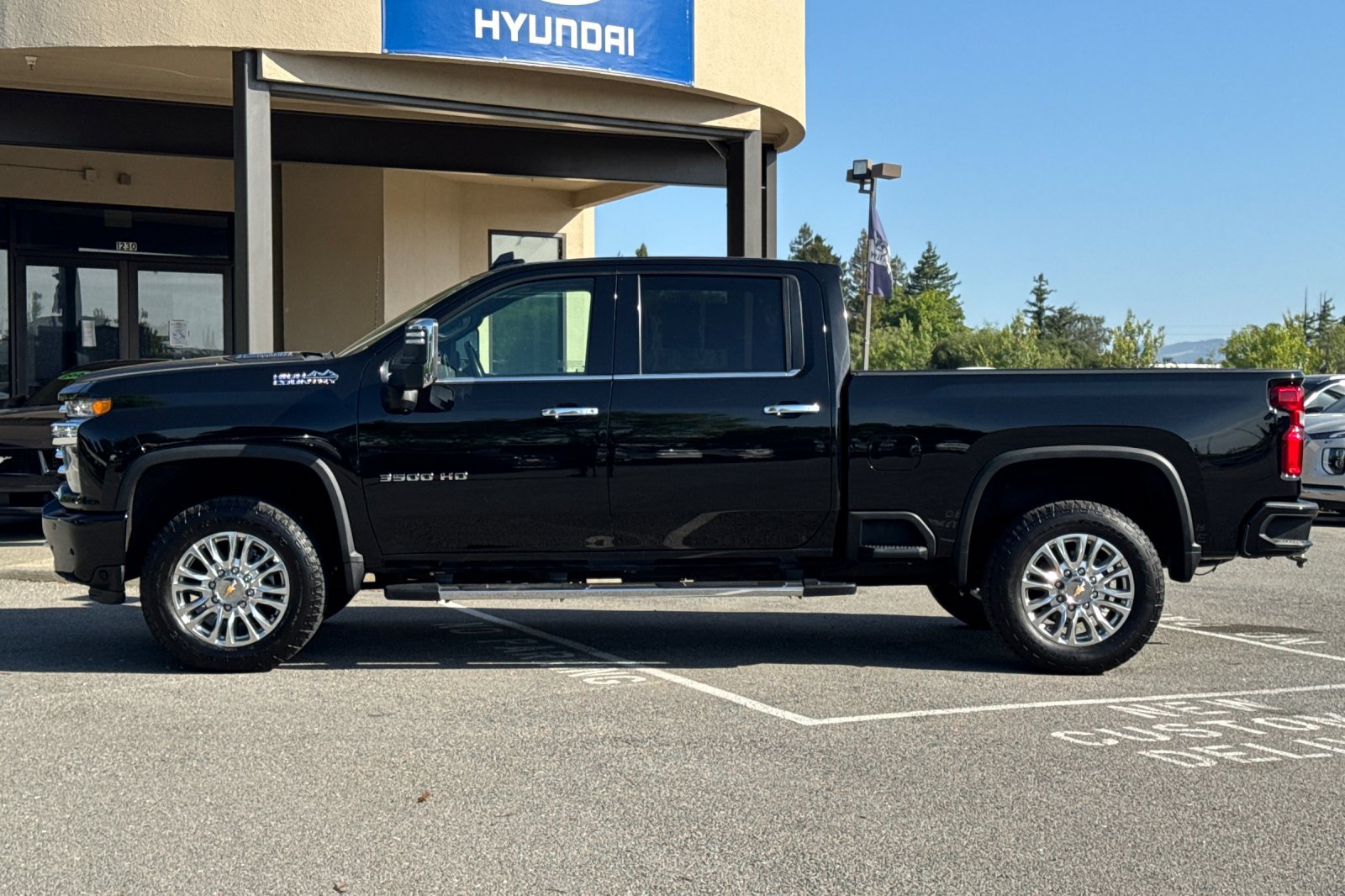 Used 2022 Chevrolet Silverado 3500 High Country w/ Safety Package II AWD/4WD image 8
