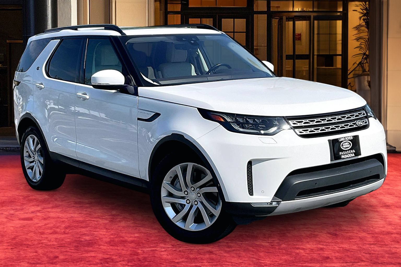 Used 2019 Land Rover Discovery HSE AWD/4WD image 2