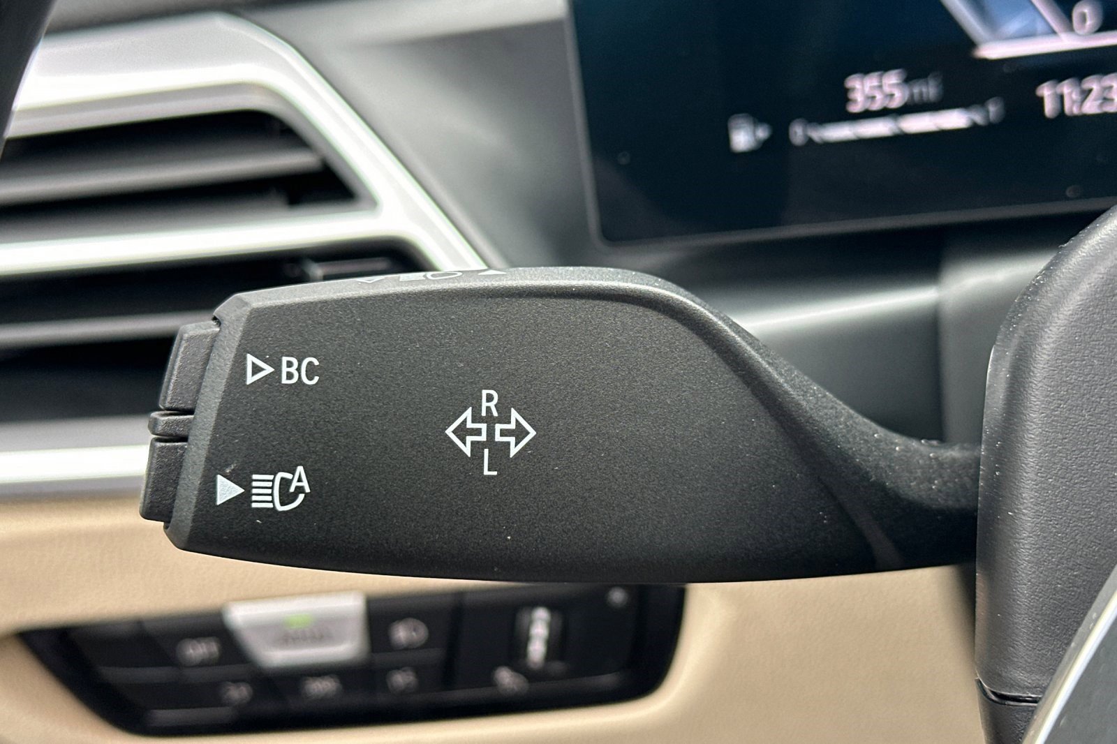 Used 2025 BMW 330i Sedan w/ Premium Package image 31