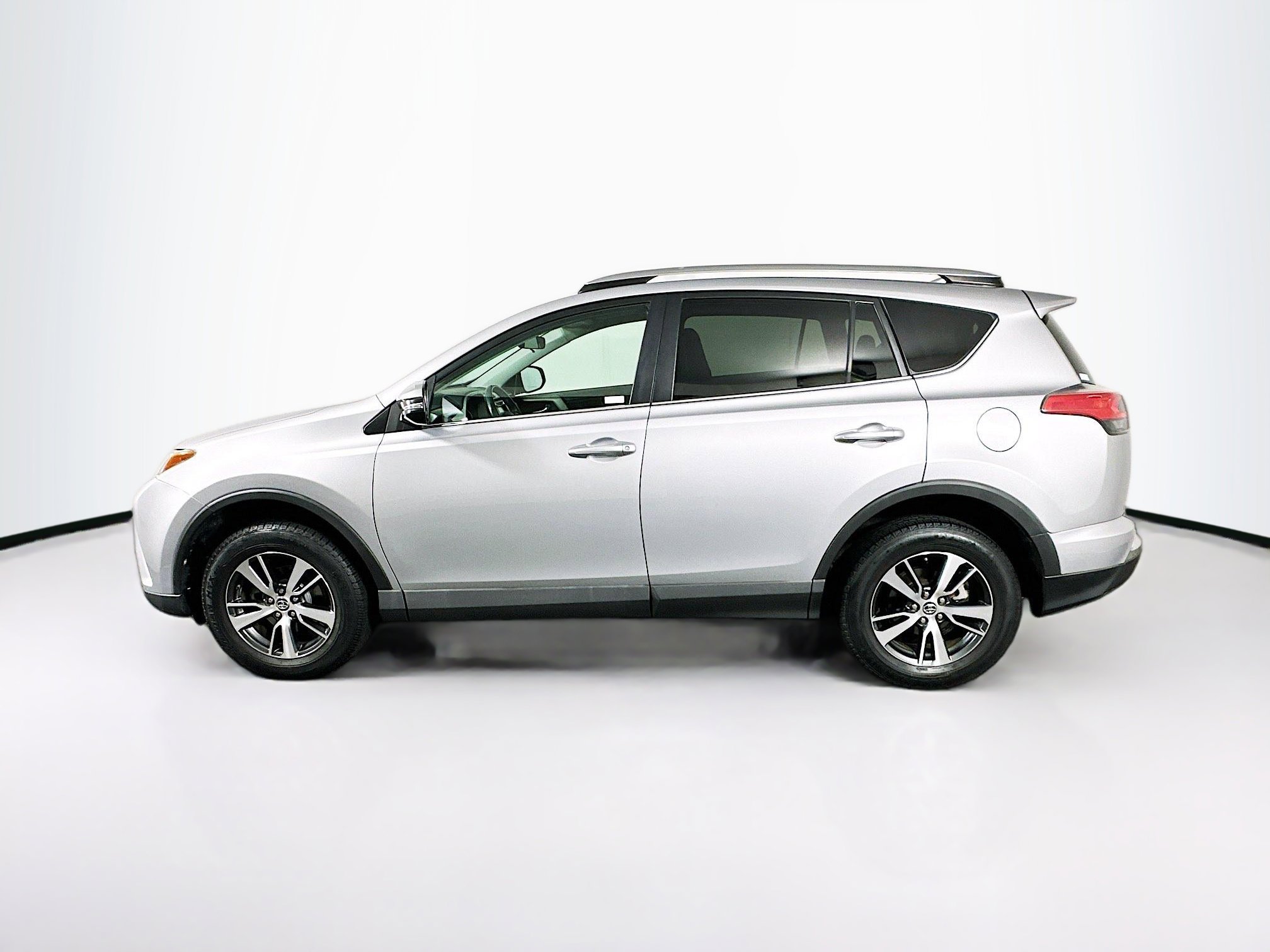 Used 2018 Toyota RAV4 XLE image 4