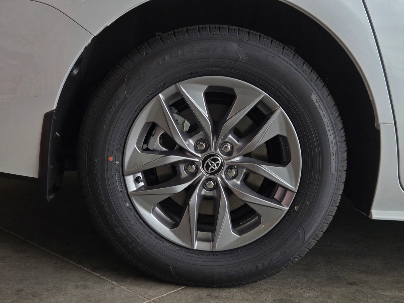 Certified 2026 Toyota Sienna XLE image 5