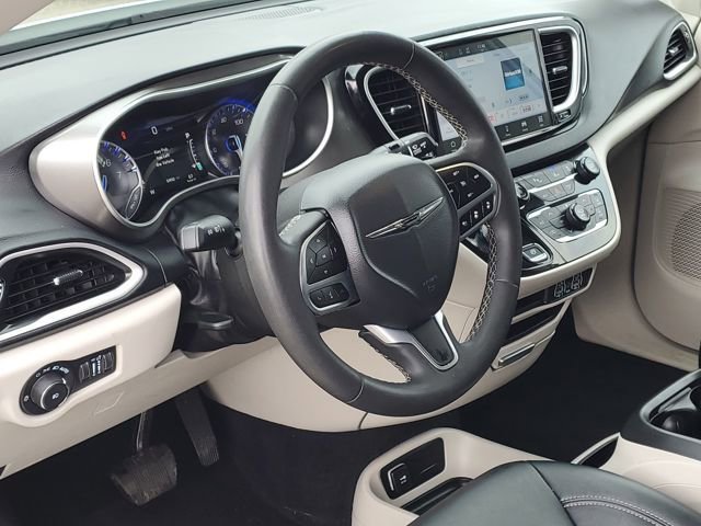Used 2024 Chrysler Pacifica Touring-L image 9