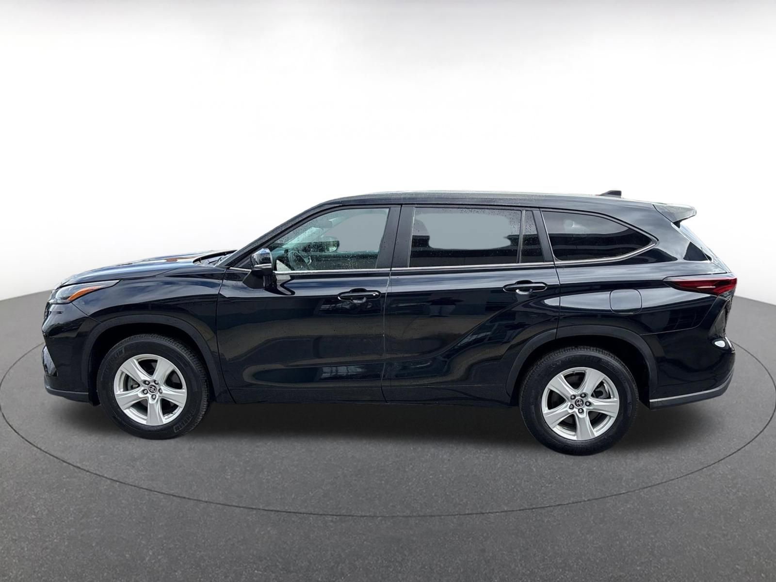 Used 2025 Toyota Highlander LE image 10