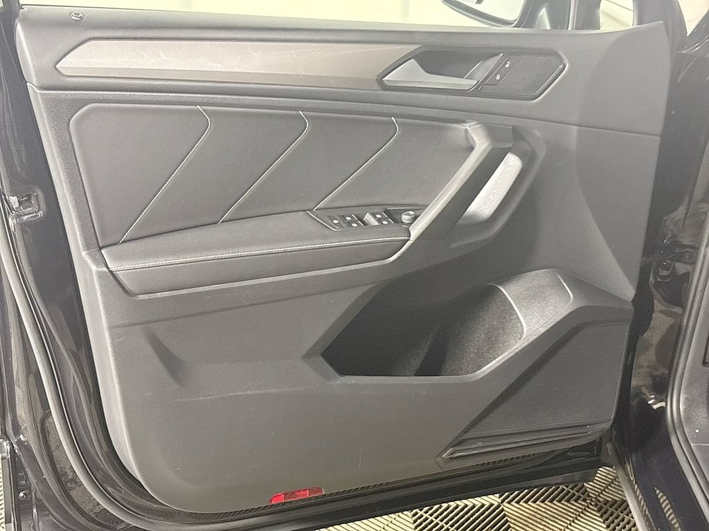 Certified 2022 Volkswagen Tiguan SE w/ Panoramic Sunroof Package AWD/4WD image 11