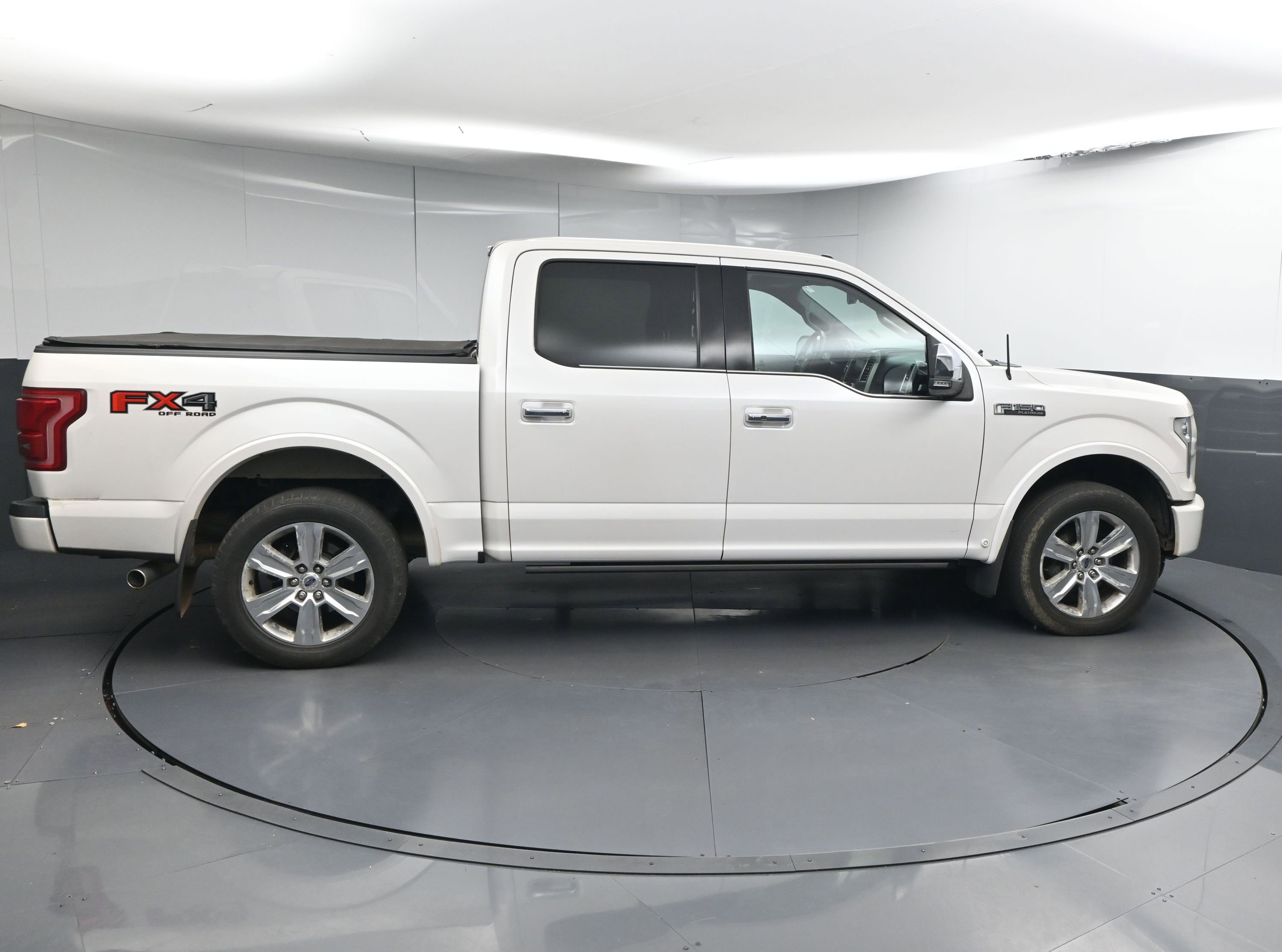 Used 2015 Ford F150 Platinum w/ Equipment Group 701A Luxury image 9